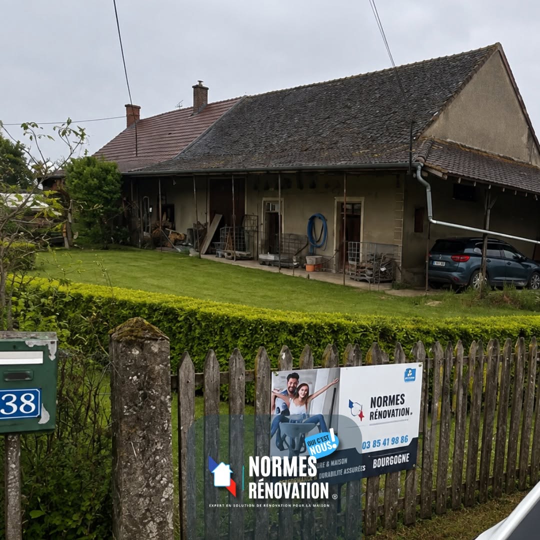 Rénovation de toiture avec pose de tuiles neuves et préparation pour panneaux photovoltaïques près de Chalon-sur-Saône.