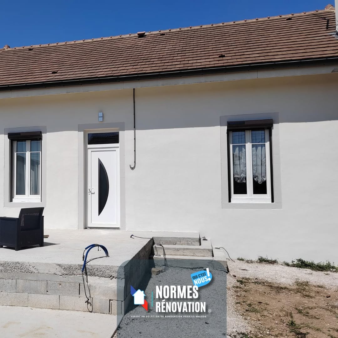 Ravalement isolant de façade d’une maison à Beaune réalisé par Normes Rénovation.