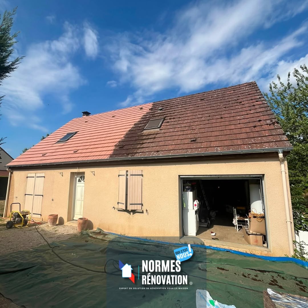 Nettoyage et traitement hydrofuge d’une toiture près de Chalon-sur-Saône par Normes Rénovation.