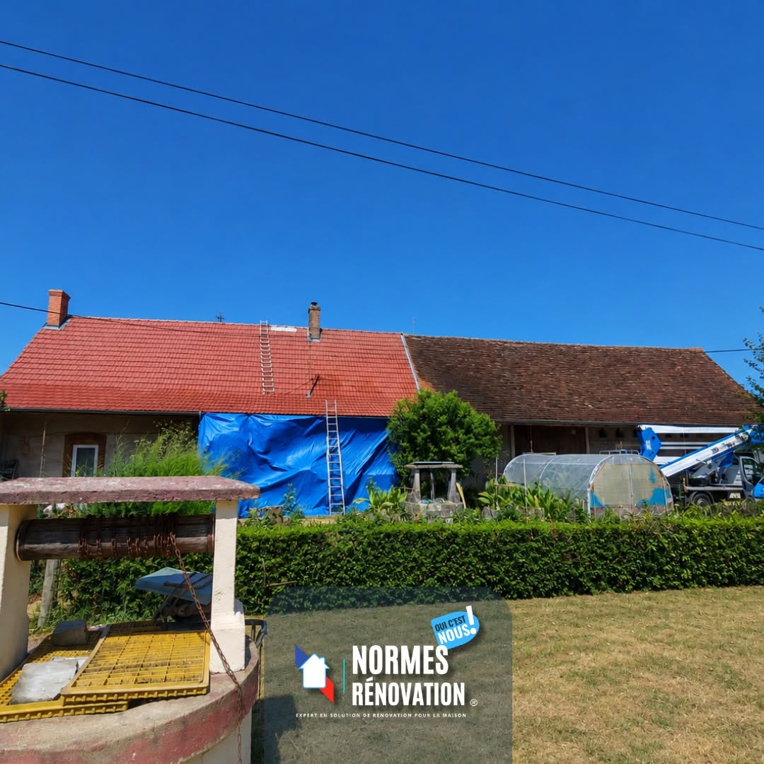 Rénovation de toiture avec pose de tuiles neuves et préparation pour panneaux photovoltaïques près de Chalon-sur-Saône.