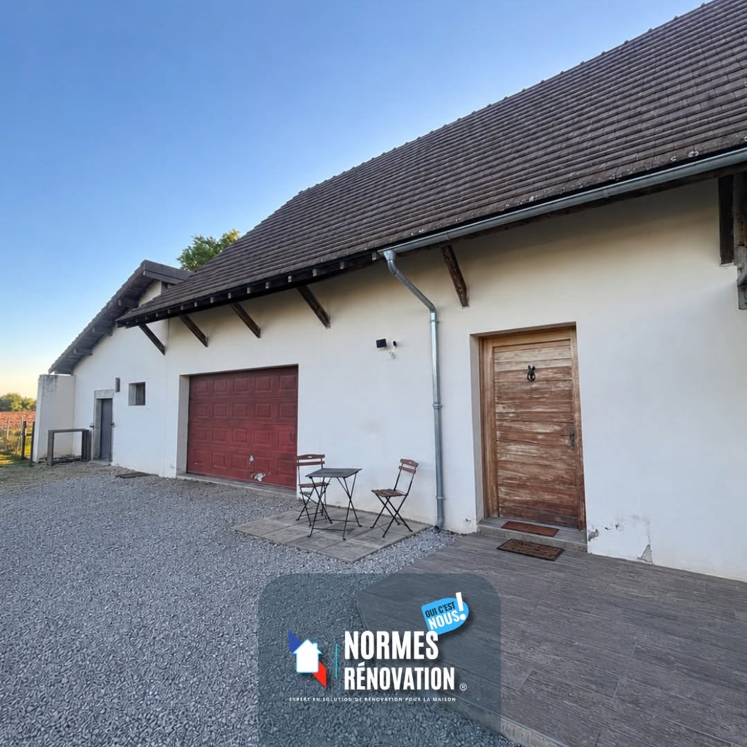 Nettoyage de toiture avec hydrofuge et ravalement isolant de façade près de Chalon-sur-Saône.