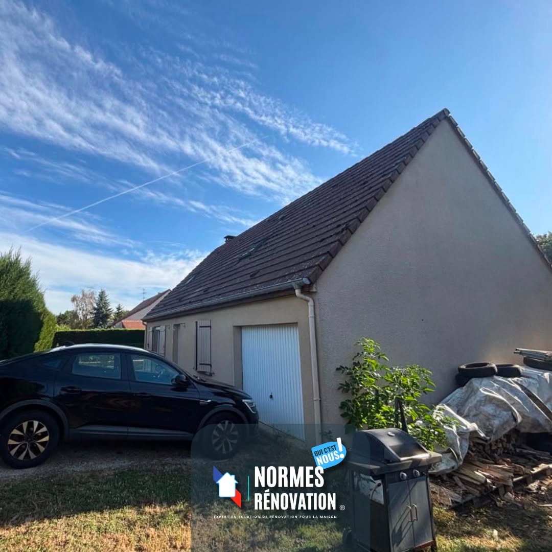 Nettoyage et traitement hydrofuge d’une toiture près de Chalon-sur-Saône par Normes Rénovation.