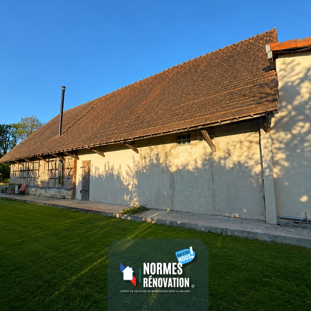 Nettoyage de toiture avec hydrofuge et ravalement isolant de façade près de Chalon-sur-Saône.